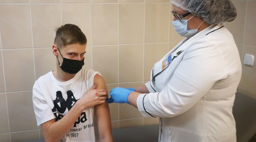 В Беларуси начали вакцинировать детей от 12 лет