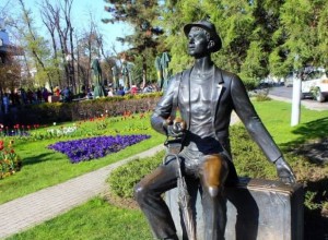 Памятник Гость
