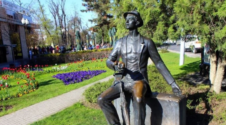 Памятник Гость