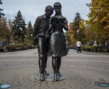 Памятник Шурику и Лидочке