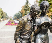 Памятник Шурику и Лидочке