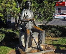 Памятник Гость