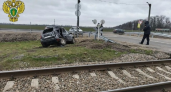 Поезд протаранил иномарку на переезде — водитель остался жив