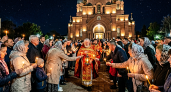 Благодатный огонь из Иерусалима доставили в храмы Кубани в Пасхальную ночь
