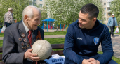 Сперцян навестил 99-летнего ветерана и подарил ему именную футболку