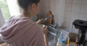 Когда уезжаю из дома, всегда кладу в раковину стакан и лист бумаги: мой хитрый трюк безопасности - вот как это работает