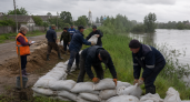 Жители Троицкой несколько дней без отдыха укрепляют дамбу мешками с песком