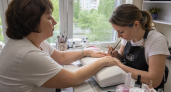 Маникюр для дам 50+: три цвета, которые делают руки визуально моложе на 10 лет — советы стилиста
