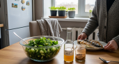 Всего два ингредиента, а вкус — бомба: раскрываем секрет огуречного салата, который покоряет с первой ложки