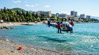 Сочинский бизнесмен прокатился на лыжах за бортом вертолета над морем